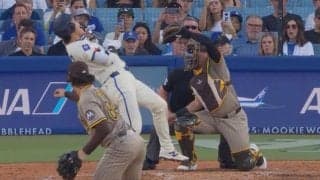 どこ投げてんだよ！大谷翔平、顔面付近に危険球で“まさかの光景”「ぶつけるなよ…」「ヒヤヒヤする」予想外のリアクションが話題に「笑ってるやんw」