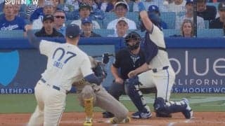 やめてくれよ？ すっぽ抜けた危険球が頭上を“高速通過”「怖いわ」相手打者が転倒…ド軍左腕がとんでもないボール「不穏な空気だなw」