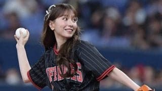 37歳歌姫が「相変わらずかわいすぎる」　大暴投で照れ笑いも「いつもと雰囲気違う」