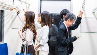 電車内でイラッとする人の特徴ランキング！音、場所、清潔感…当てはまってない？