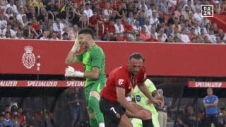 「がっつり蹴り入れてる」“衝撃ハイキック”で浅野拓磨チームメイトにレッドカード！「あの高さまで上げるのやばすぎ」バルサGKの首＆顔に直撃