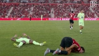 「さすがにレッドカードやろ！」バルサFWの“やりすぎ後方タックル”に大ブーイング！「マジで危ない」「審判が問題」相手スタッフが詰め寄って一触即発