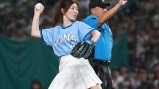 “ゴルフ界の北川景子”が「すごいすごいすごーいっ」白ミニスカ&ポニテ姿で野球ファンも魅了「チアにスカウトされそう」