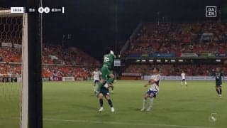 「大丈夫か？」「結構やばい倒れ方」味方同士が危険な衝突→大転倒でスタジアム騒然「ケガだけはやめてくれ」