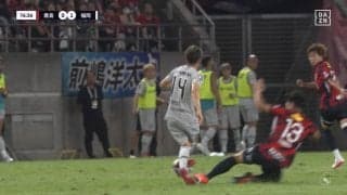 「ガッツリ削ってるやん」元チームメイトの容赦ない足裏スライで転倒→スタジアム騒然も「ギリギリ」「うまく避けてたな」大事に至らずファン安堵