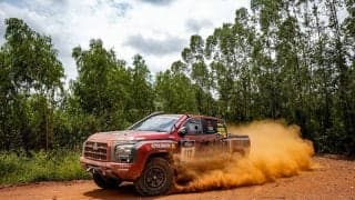 AXCR2025 レグ7：チーム三菱ラリーアートのチャヤポン・ヨーターが首位を維持して最終日へ