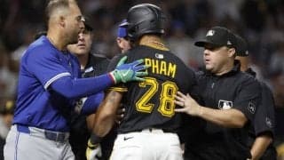 バット放り投げから“一触即発”の事態に　パイレーツとブルージェイズの「ベンチが空になった」口論で乱闘寸前