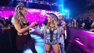 人気女子レスラー、男性ファンと“濃厚”ハグ 「さすがにやりすぎ」入場シーンでの振る舞いに「神ファンサ」反響相次ぐ