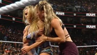 腕折れちゃう… 女子レスラーの“奇行”にファン騒然 ゴング後も腕を“ガン極め”