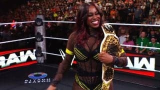 「すごい格好だな」女性ファン、衝撃の全身コスプレが話題 妊娠・産休の悪女レスラーの“名スピーチ”での一コマ