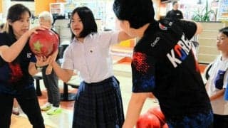聾学校の子ら、世界トップレベル体感　デフボウリング韓国代表と交流