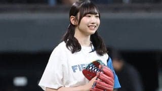 青ミニスカで豪快投球…ノーバウンドでキュートな笑顔　超人気アイドルが北の大地に降臨