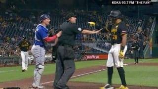 あわや乱闘！問題児が“まさかの行動”「煽りすぎ」「面倒くせえw」捕手の前で“バット投げ”→一触即発の事態に「乱闘しに球場に来る男」