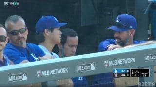 ベンチに大谷翔平出没！ 450日ぶり完全休養もフリーマン先制弾直後に一瞬だけ“チラリ”…水をがぶ飲み、8回には熱心に会話