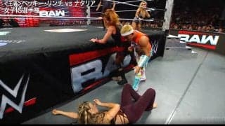 「とばっちりやん」日本人男子スーパースター、女子レスラーの蹴りを“モロ被弾” ド派手に一回転する衝撃光景に同情の声