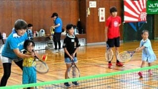 小さなラケット、大きく振れたね　金沢でちびっ子テニス教室