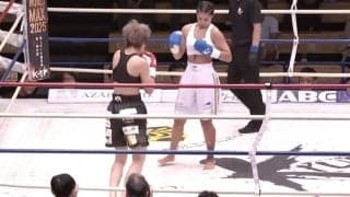 「あ、パッドが…」ギリシャの女子ファイター、“あわや”の出来事に大会プロデューサーも驚き 「プロテクター？」「初めて見た」ファンも困惑