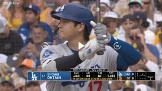 暑くない？ 大谷翔平の打席で“サンタコス”熱狂的すぎる敵地ファンが1球ごとに「大はしゃぎ」の一部始終