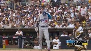 ライバルファンでも気になる大谷翔平の打席…多くの観客がスーパースターに“スマホを構えまくる”異様光景