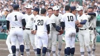 甲子園の決勝後に捉えた「今大会最高の1枚」　滲む“ノーサイド”の精神に感動「素敵」