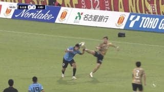 「完全にレッド」名古屋ユンカー、危険な顔面足裏キックで一発退場に「もろ足裏が顔に入ってるやん」