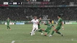 「なんでこれがノーハンド？」シュートブロックでボールが肘に当たるもノーファウル「そんなのありなん？」「そこ以外に手の置き場ないし」ファンの意見は真っ二つ