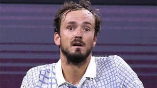  試合中にカメラマン侵入の異例事態 