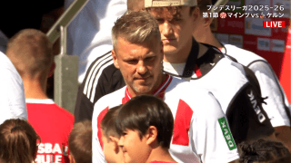 「ルール的にアリなの？笑」新監督の“斬新すぎる服装”にツッコミ殺到！「もはやサポーターw」史上初の珍事にケルン指揮官は「スリムに見えると思ったけど…」