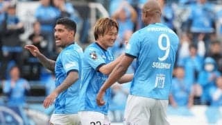 年間ベストゴール候補！ J1横浜FC25歳ストライカーの｢オーバーヘッドキックのお手本｣バイシクル弾が炸裂！｢マジでカッケェ｣｢身体能力ほんと凄い｣