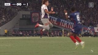 「PK妥当」日本代表DFの危険過ぎる空中大激突にファン悲鳴「完全にレイトタックル」「見ないで突っ込んだ」試合開始早々“一発レッド”の退場劇