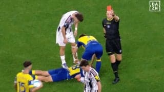 「愚かな行為」怒りの“暴力行為”でレッドカード！「何やってるの？」批判殺到のユヴェントスMFが謝罪「酷いことをして恥じている」