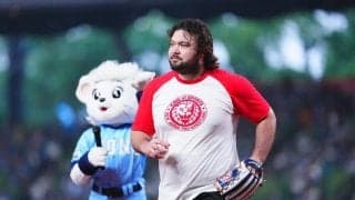 大物プロレスラーのウルフが“豪快投球”　マウンドには立たず…金メダリストの一球に球場騒然