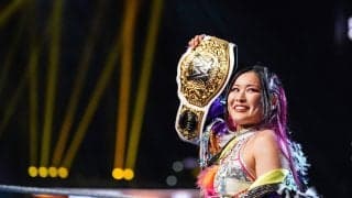 人気日本人女子レスラーが“意外な美女”とおなじみポーズを披露…サプライズで明かされたまさかのパートナーにファン大興奮