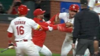 審判にガチギレ！“お騒がせ男”がバットぶん投げ→味方に直撃「放送事故」「沸点低すぎ」吹っ飛ばしまくって猛突進…ファン騒然