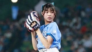 白ミニスカで豪快足上げ…15歳アイドルが始球式　黒髪＆青リボンひらり、球場魅了