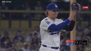 ド軍のお調子者が復帰早々みせた“特大変顔”にファン爆笑…フリーマンの“超絶美技“に救われまさかのリアクション「キケの顔w」