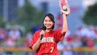 黒髪なびかせ…球場に現れた大女優が「めちゃくちゃ美人」　大胆な一投にSNS虜