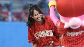 「40歳？うそやろ」美人女優が地元秋田でアンダースロー始球式！4児のママは満身創痍だった「肘を守るフォームに…」
