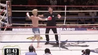 空を切ったパンチで自ら転倒→レフェリーストップ 異例の劇的KO 本人は不服も「脳がぐらんぐらん」「止めた方がいい」まさかの結末にも納得の声