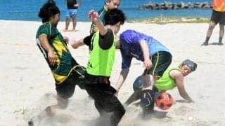 走って、蹴って、砂まみれ　島根県浜田市のビーチでフットサル大会