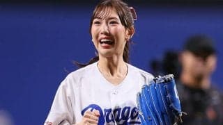 ヘソ出し豪快足上げで「お美しい」　美女に球場虜…完璧投球にどよめき「凄すぎる」