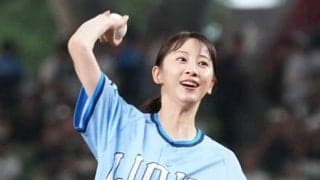 人気女優の松井玲奈さんがセレモニアルピッチ　限定ユニで豪快投球…笑顔の“大役”に拍手喝采