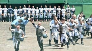 重圧はねのけ４連覇　元バッテリーの双子兄も応援　中京・内野投手