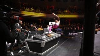 危ない！ 怪物レスラーが相手を場外ぶん投げ→放送席が“大崩壊”悶絶フィニッシュに観客騒然「これは痛い…」