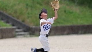 フライは「顔の前で捕れ」は間違い？　恐怖心を払拭…初心者にお勧めのグラブの“位置と向き”