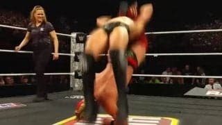 「刺さった」「凄すぎて客が引いている」攻めも受けも“エグすぎる”レスラーの攻防にファン騒然