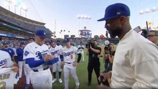 ドジャー・スタジアムに元ド軍の“功労者”が凱旋！ フリーマンがリング贈呈、“友情”伺わせる一幕…大谷も拍手