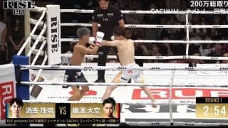 一体、何が？ 試合開始10秒で選手の様子に“異変” 左ジャブ被弾で… 男子キックで場内笑いのハプニング