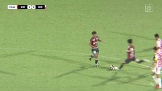 本人も「この動画100回みた」SNSで話題沸騰！J3で衝撃の特大ロングシュート炸裂「マンガかよ！」「時が止まった」意表をついた高速リスタートからのスーパーゴール！