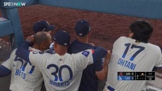 そんな狭いところで…大谷翔平、ベッツら主力選手が“みっちみち状態”で作戦会議「せまくね？」「ハグハグ会議」